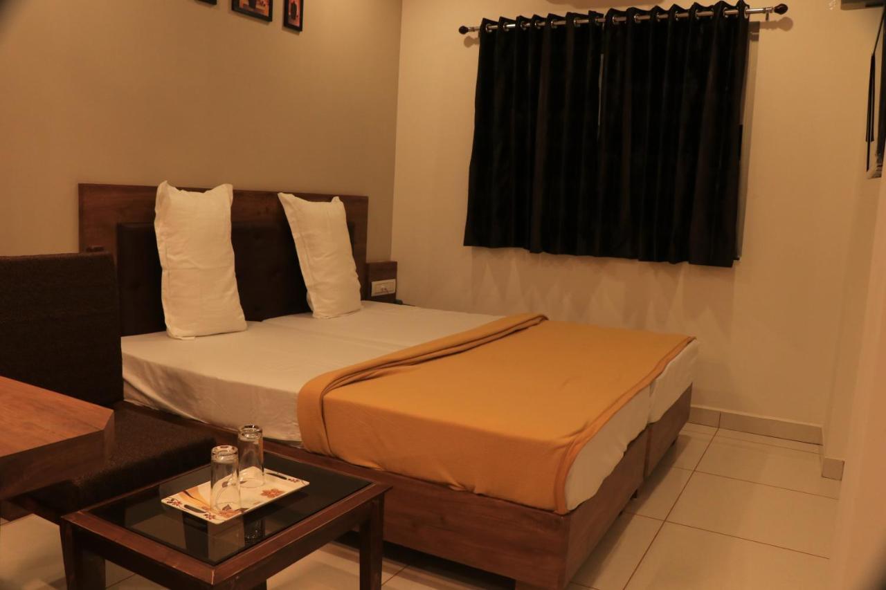 Hotel Viraj Residency 普杰 外观 照片