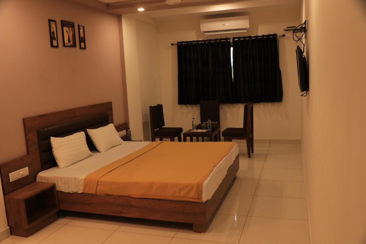 Hotel Viraj Residency 普杰 外观 照片