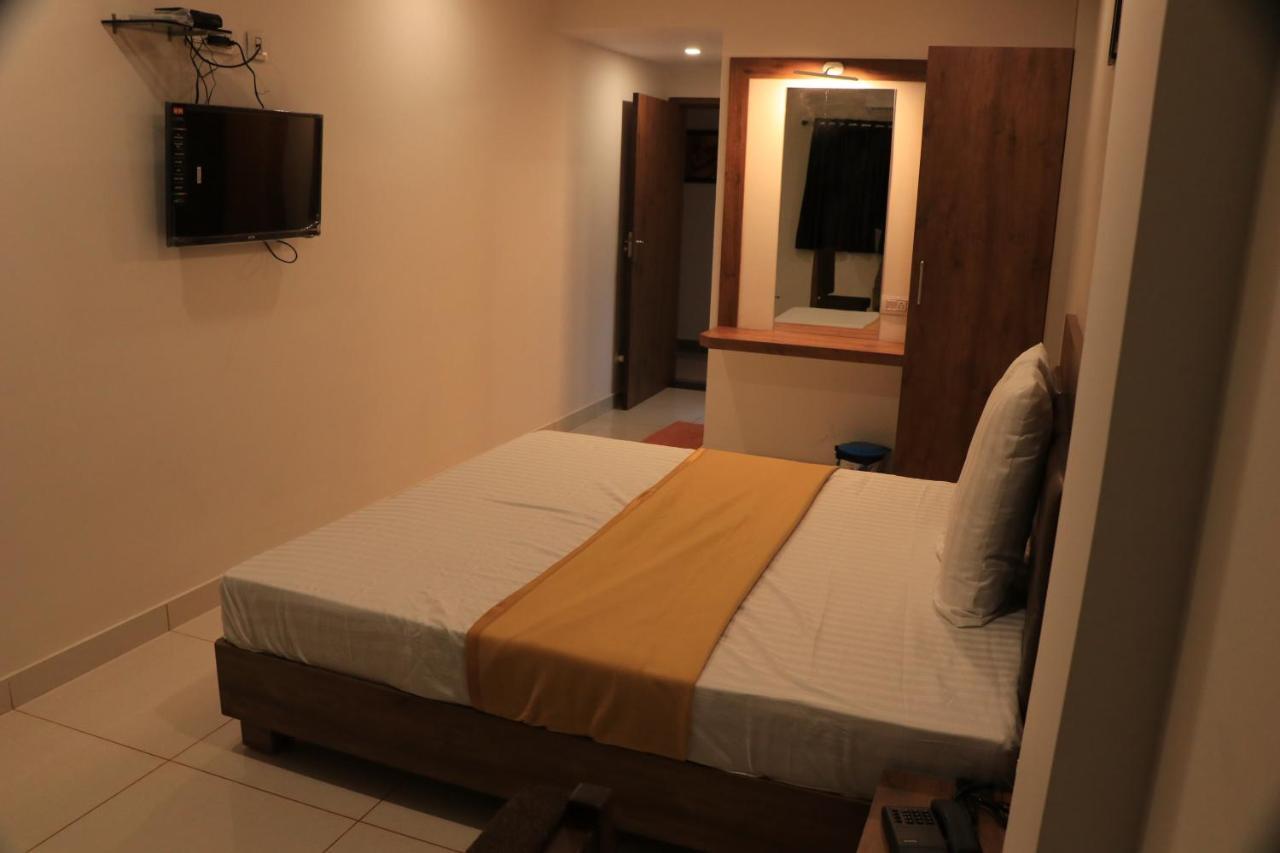 Hotel Viraj Residency 普杰 外观 照片
