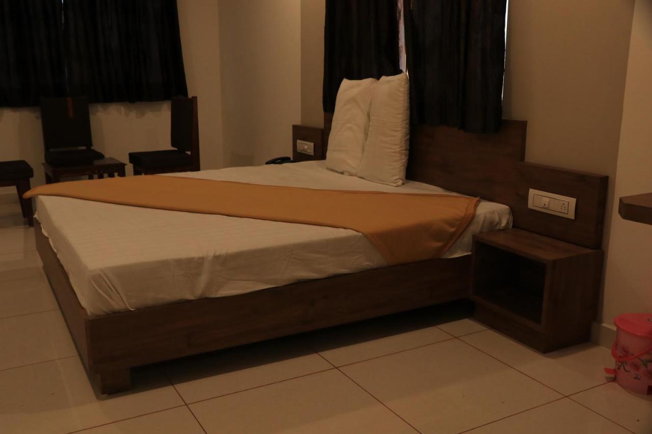 Hotel Viraj Residency 普杰 外观 照片