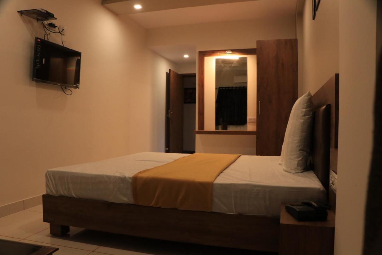 Hotel Viraj Residency 普杰 外观 照片