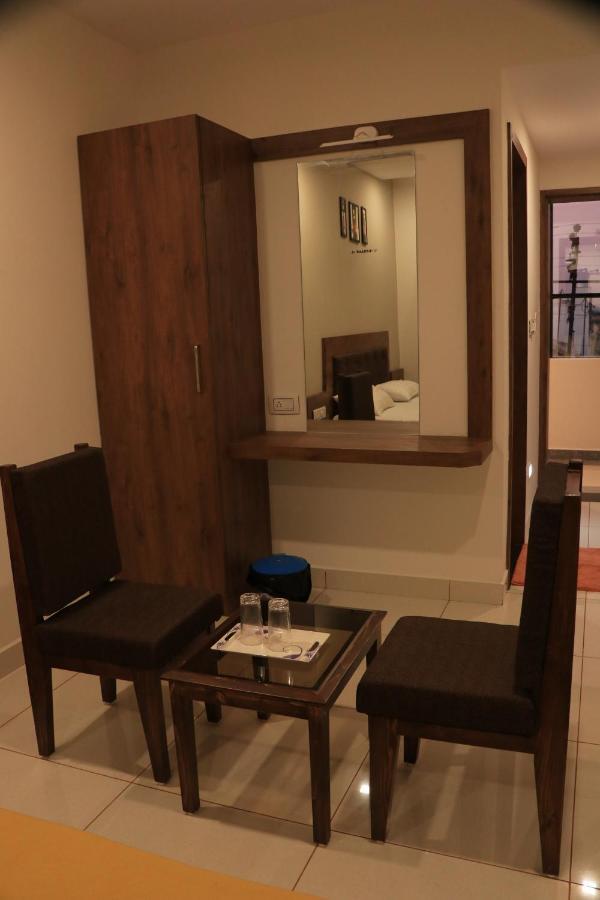 Hotel Viraj Residency 普杰 外观 照片