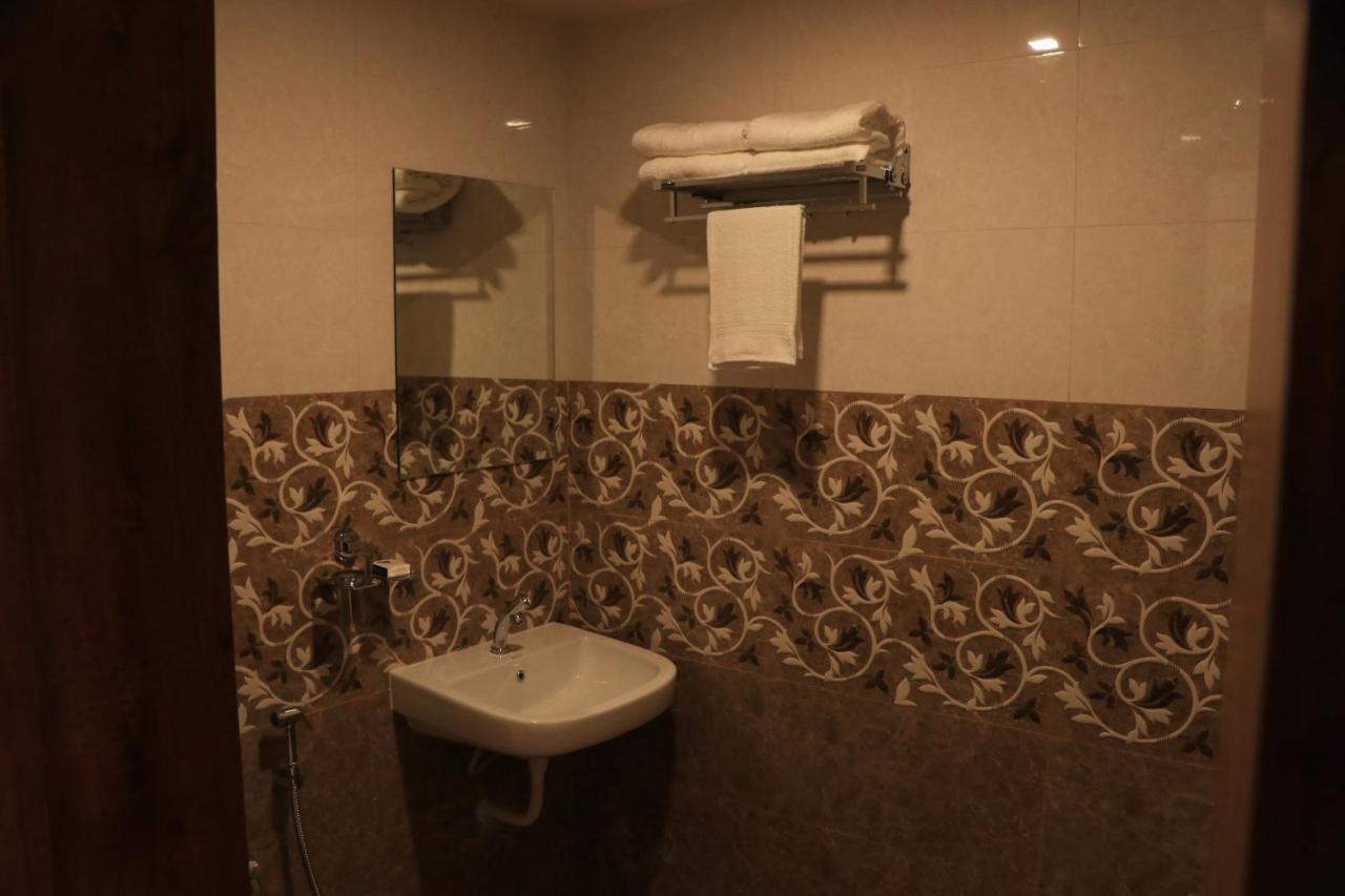 Hotel Viraj Residency 普杰 外观 照片